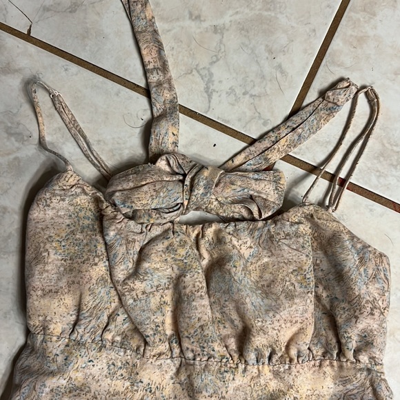 H&M medium dress. Ties a bow in back. - Picture 3 of 9